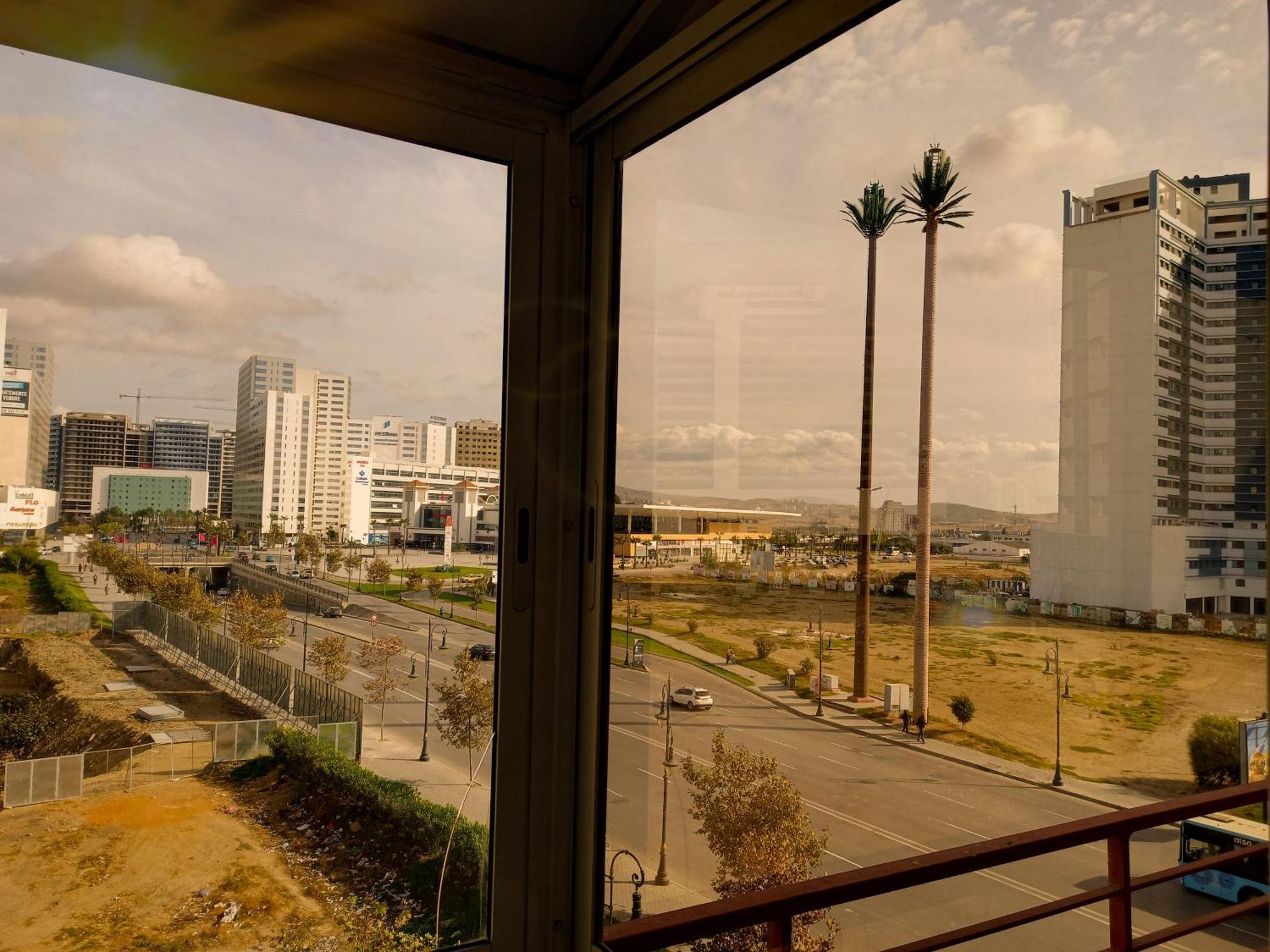 Moderne Appartement Au Plein Centre-Ville En Face Hilton & La Gare De Train Tgv Avec Climatisation Tanger Exterior foto